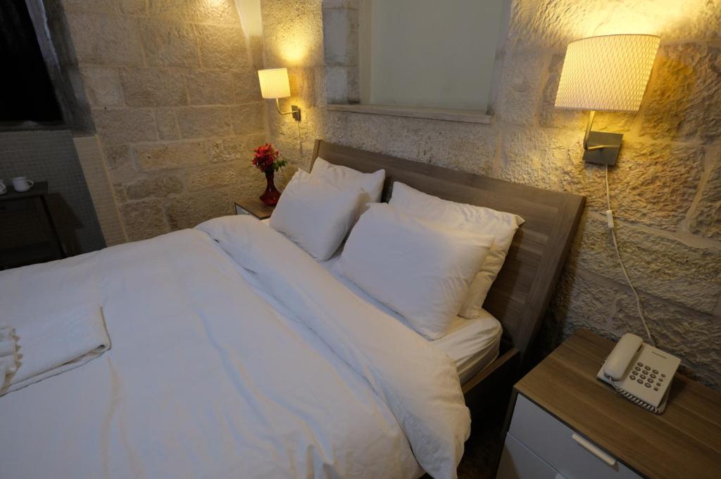 Voodi või voodid majutusasutuse St. George’s Cathedral Pilgrim Guesthouse – Jerusalem toas