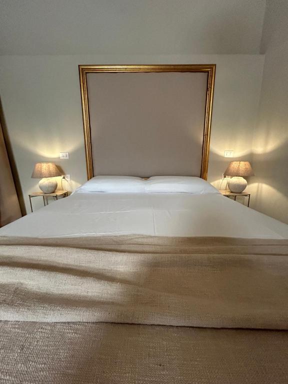 Postel nebo postele na pokoji v ubytování NOTUS Rooms Adults Only