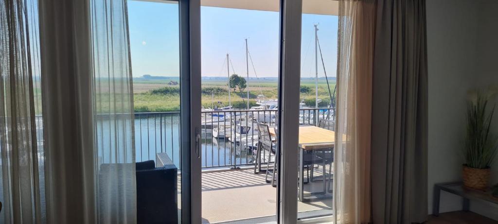 Μπαλκόνι ή βεράντα στο Luxe 4 persoons appartement in Residence Marina Kamperland 2c