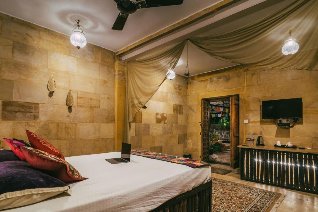 Uma televisão e/ou sistema de entretenimento em Moustache Jaisalmer