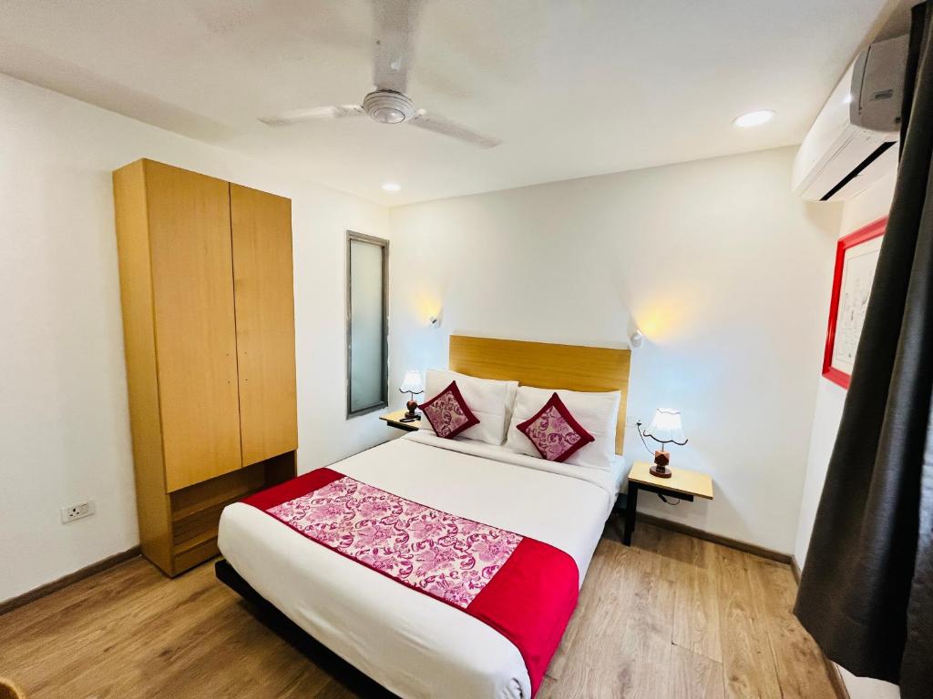 Postel nebo postele na pokoji v ubytování Hotel IP Residency East Delhi Preet Vihar Couple Freindly