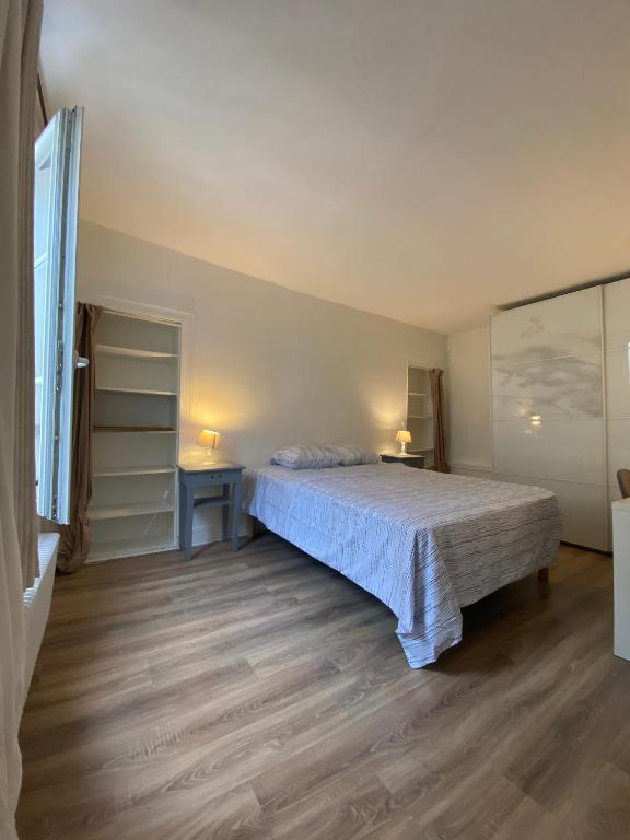 - une chambre avec un lit et une table de chevet dans l'établissement Heart Paris Saint Germain, à Paris