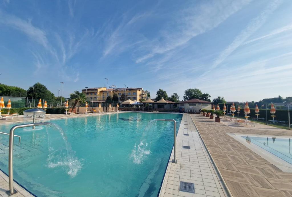 Bazén v ubytování Ancora Sport Resort Hotel nebo v jeho okolí