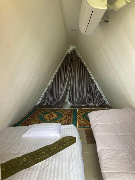 Voodi või voodid majutusasutuse วิวธารารีสอร์ท (ViewThara Resort) toas