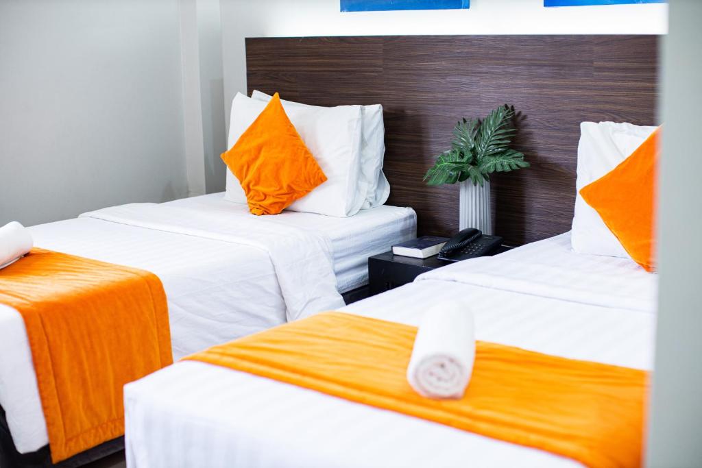 Postel nebo postele na pokoji v ubytování Holiday Suites