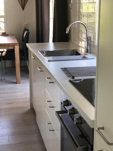 Kuchyň nebo kuchyňský kout v ubytování Tiny house Appelvinkje, huisje met bedstee in bosrijke omgeving