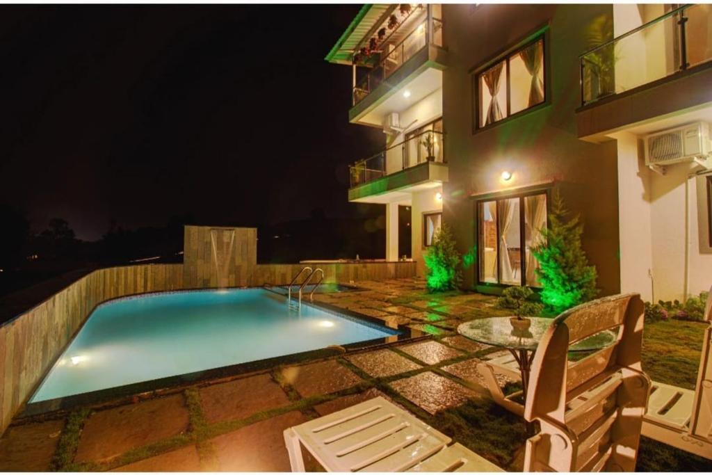 Bazén v ubytování OCEAN CREST LUXURY VILLA Mahabaleshwar nebo v jeho okolí