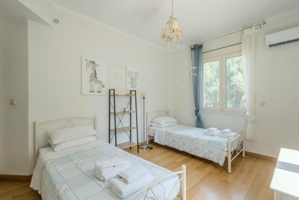 Postel nebo postele na pokoji v ubytování Villa Olea Corfu Luxury Villa with Infinity Pool & Panoramic Views near Achillion Palace