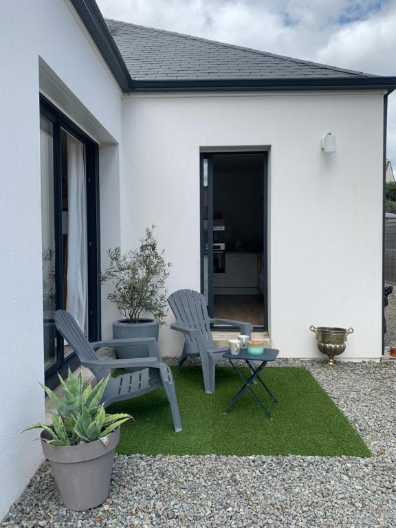 d'une terrasse avec deux chaises et une table. dans l'établissement Golfe du Morbihan, à Sulniac