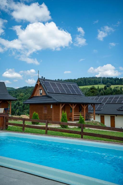 Bazén v ubytovaní Chatki Niwkii u Zbója Studio z antresolą alebo v jeho blízkosti