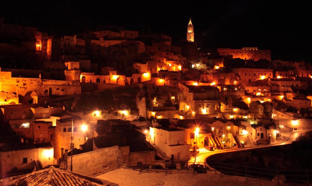 uitzicht op een stad 's nachts met verlichting bij Dimora Degli Oleandri in Matera