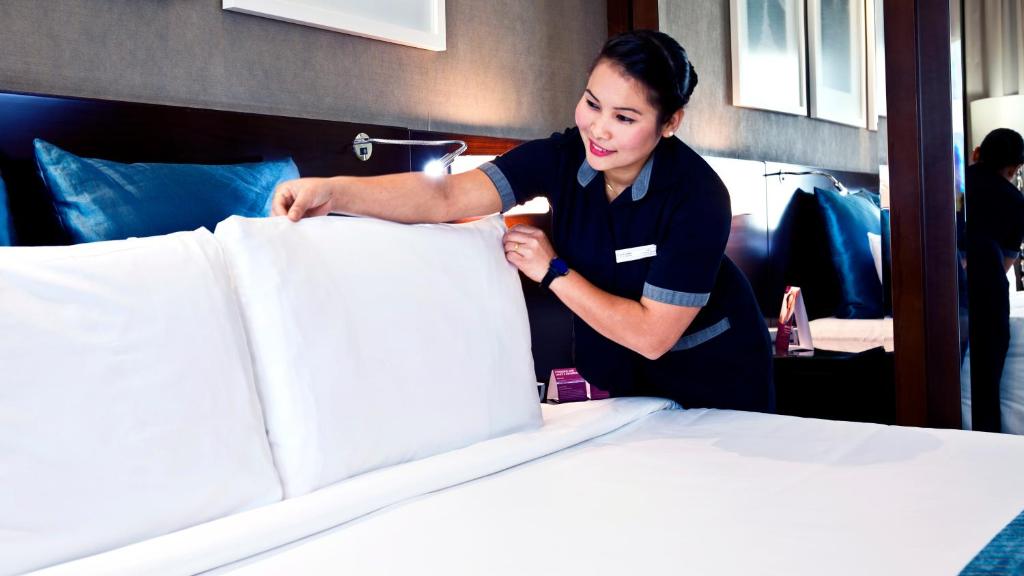 Členové personálu v ubytování Crowne Plaza Dubai Deira by IHG