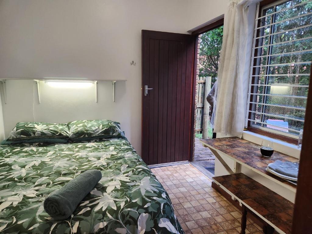 Ένα ή περισσότερα κρεβάτια σε δωμάτιο στο The Little Otter Room in Natures Valley