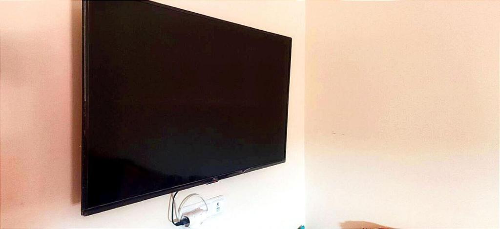 TV a/nebo společenská místnost v ubytování Lovers & Surfers Private Room - 5 min To Beach