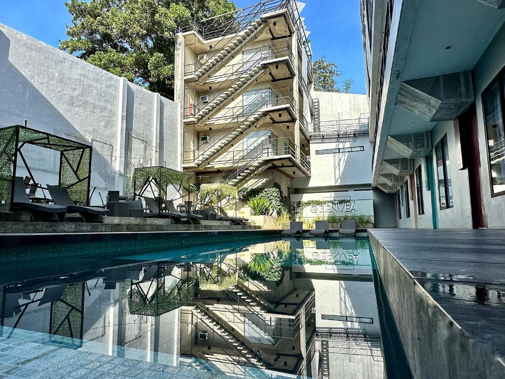 Bazén v ubytování Zenvea Hotel nebo v jeho okolí