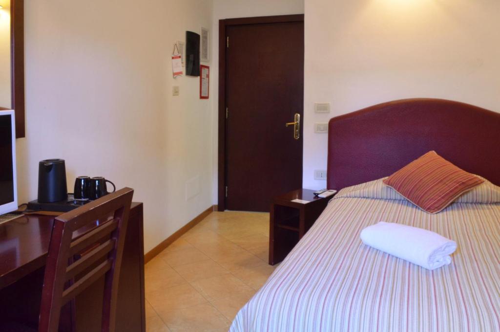 A bed or beds in a room at Hotel Cardinal of Florence - recommended for ages 25 to 55