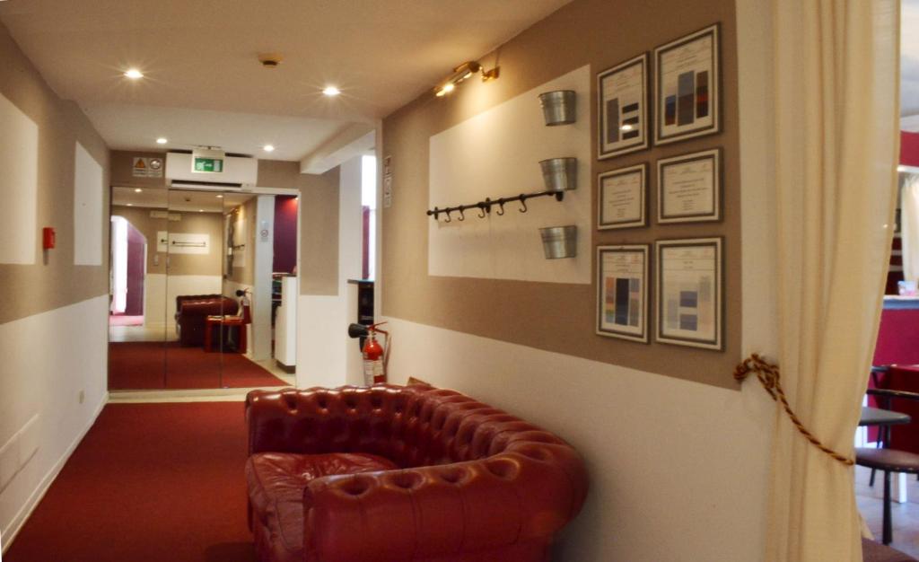 A seating area at Hotel Cardinal of Florence - recommended for ages 25 to 55