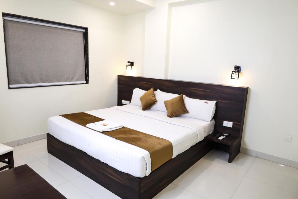 Postel nebo postele na pokoji v ubytování Hotel Bridge View Nagpur