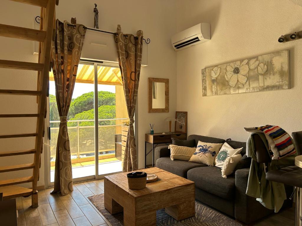 un salon avec un canapé et une table dans l'établissement Les Terrasses du Port, à Hyères