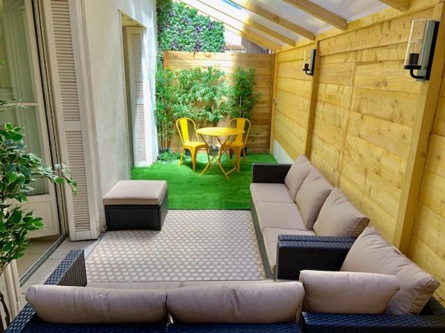 un patio avec un canapé, une table et des chaises dans l'établissement La Roze du Vieux-Port, à Marseille