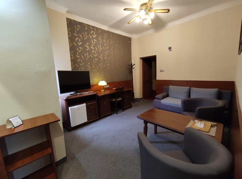 TV a/nebo společenská místnost v ubytování Hotel Atena