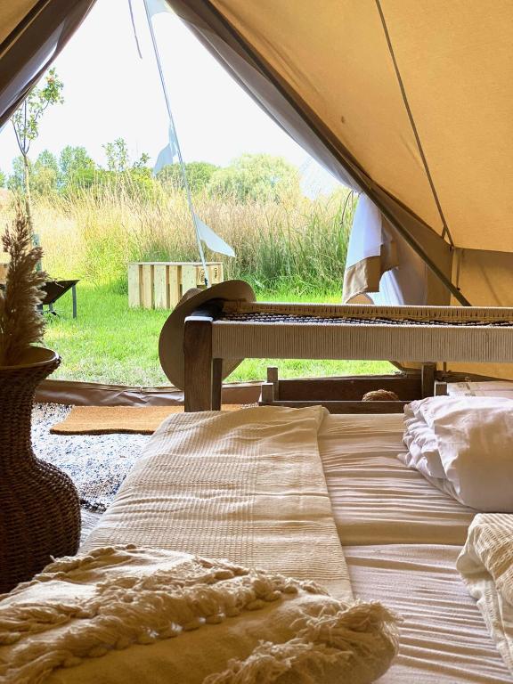 Postel nebo postele na pokoji v ubytování Garden Glamping Mirabelle