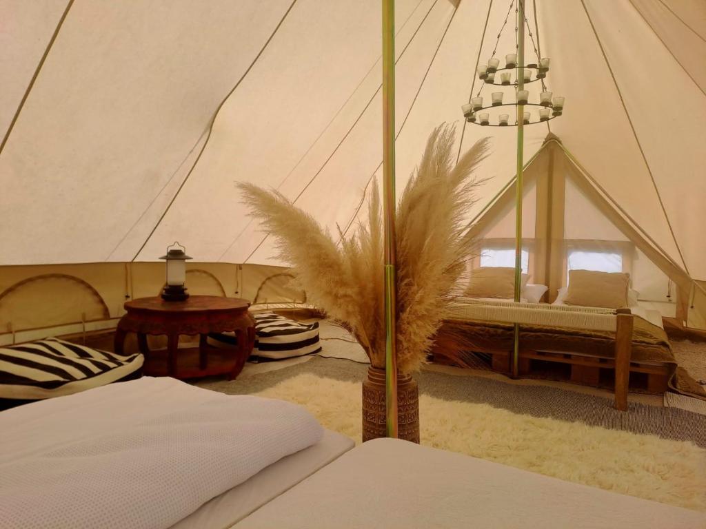 Postel nebo postele na pokoji v ubytování Garden Glamping Mirabelle