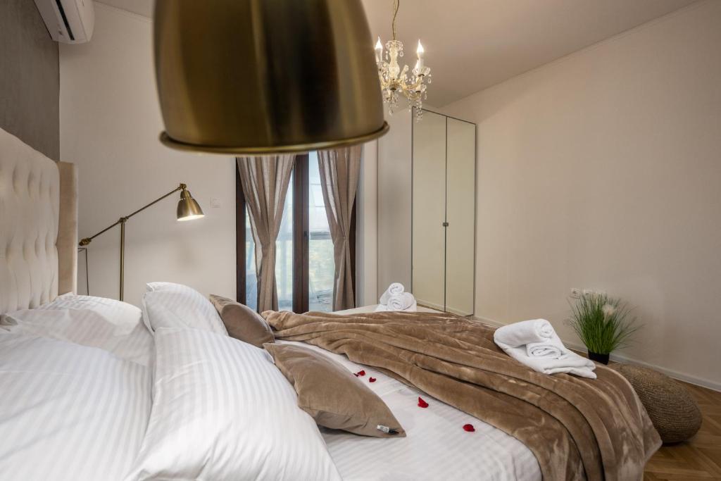 Posteľ alebo postele v izbe v ubytovaní Villa Adriatic, Apartment Rebecca with heated swimming pool, sew view, childrens playground