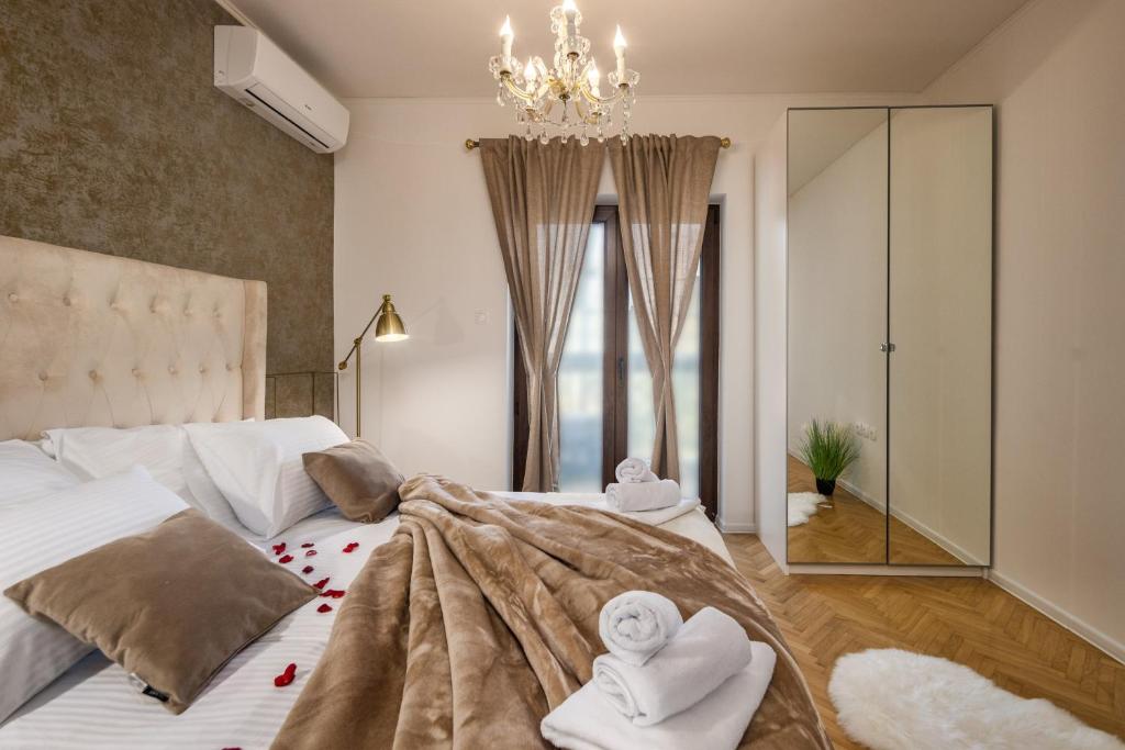 Posteľ alebo postele v izbe v ubytovaní Villa Adriatic, Apartment Rebecca with heated swimming pool, sew view, childrens playground