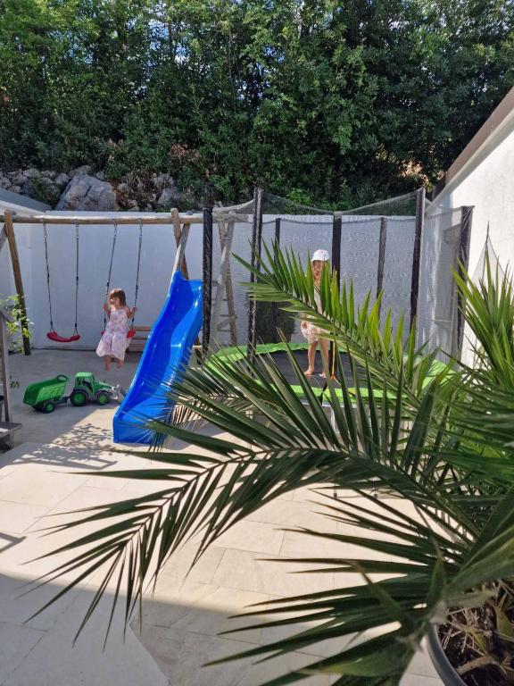 Detský kútik v ubytovaní Villa Adriatic, Apartment Rebecca with heated swimming pool, sew view, childrens playground