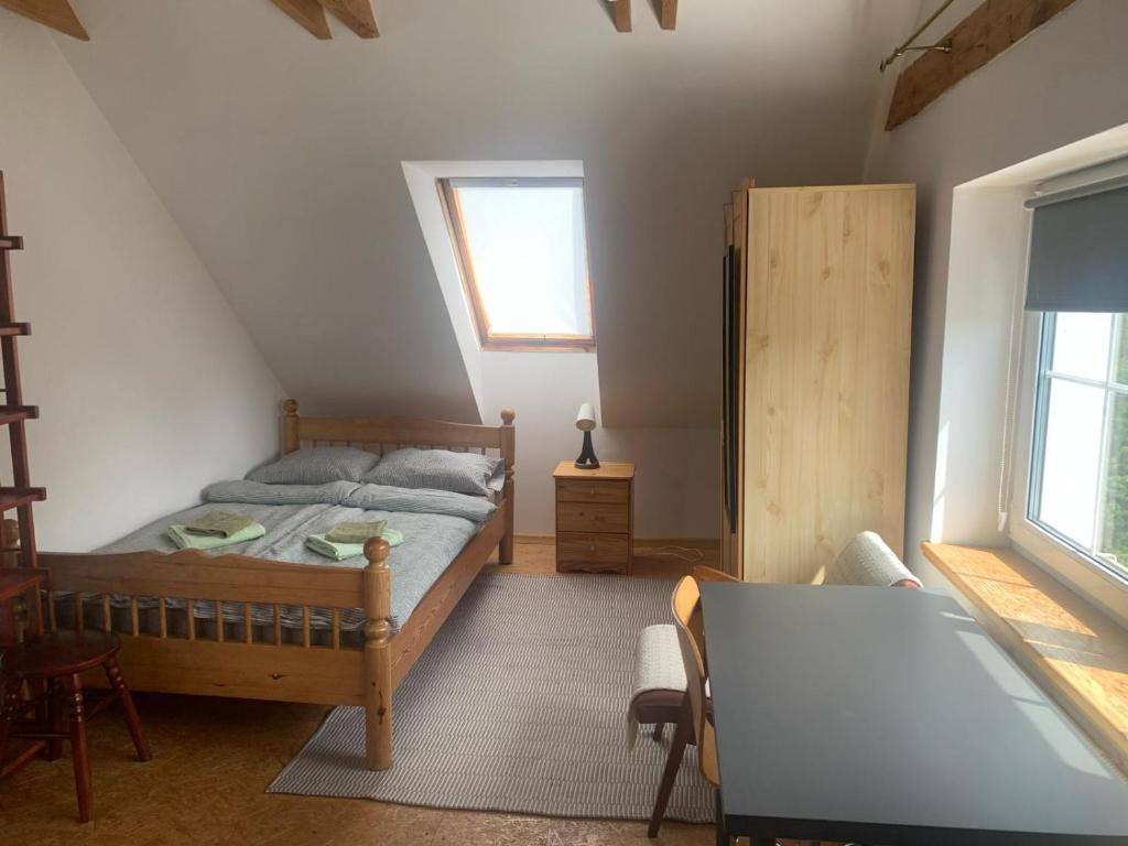 Posteľ alebo postele v izbe v ubytovaní Apartament na poddaszu