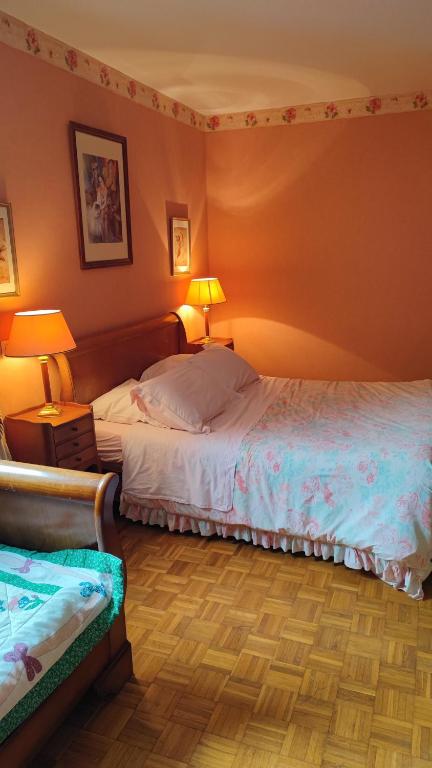 une chambre avec deux lits et deux lampes dans l'établissement Chambre d'Hôtes La Closerie, à Tourneville