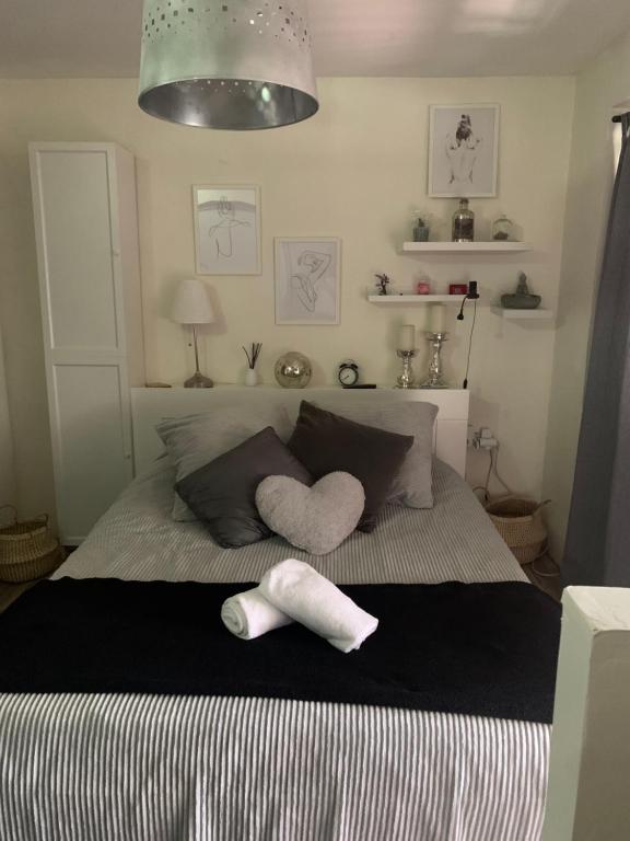 una camera da letto con un letto con due cuori sopra di Loucoraly a Cavaillon