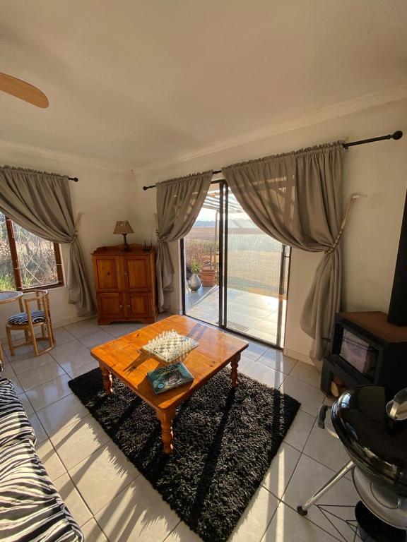 Rúm í herbergi á Sani Pass View Cottage