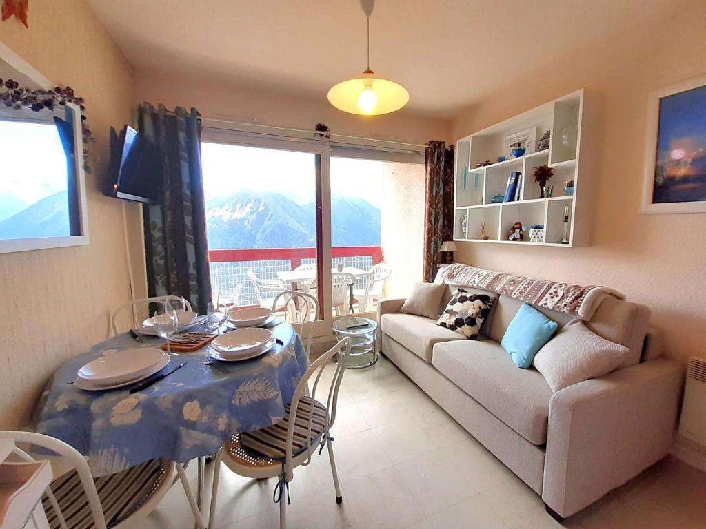 un salon avec une table et un canapé dans l'établissement Studio cosy 4 couchages à Saint-Lary-Soulan avec kitchenette équipée - FR-1-457-334, à Saint-Lary-Soulan