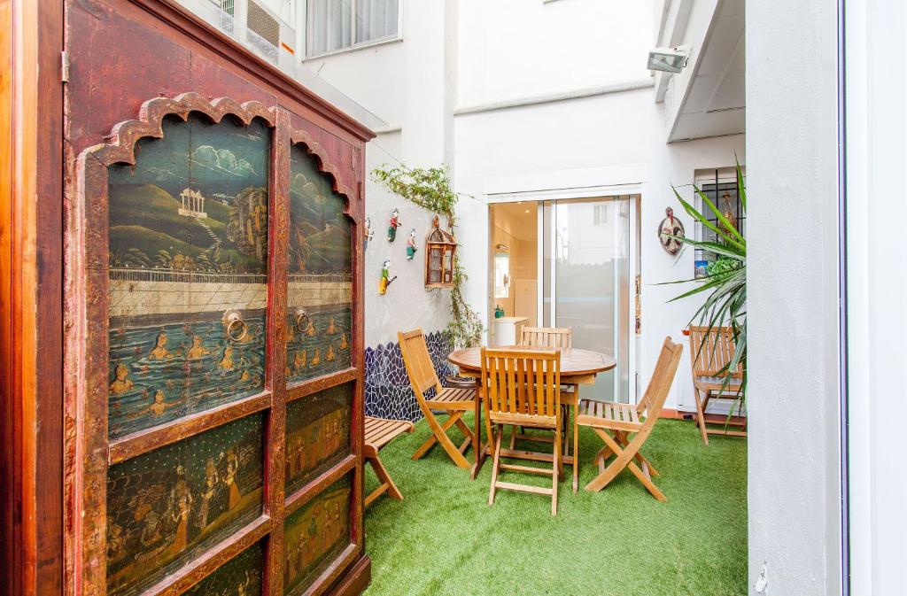 comedor con mesa y sillas en Apartment Ruzafa Zapadores, en Valencia