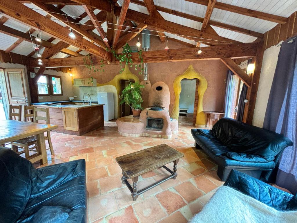 un salon avec un canapé et une table dans l'établissement Maison agréable et écologique à sept kilomètres de l' océan, à Bias