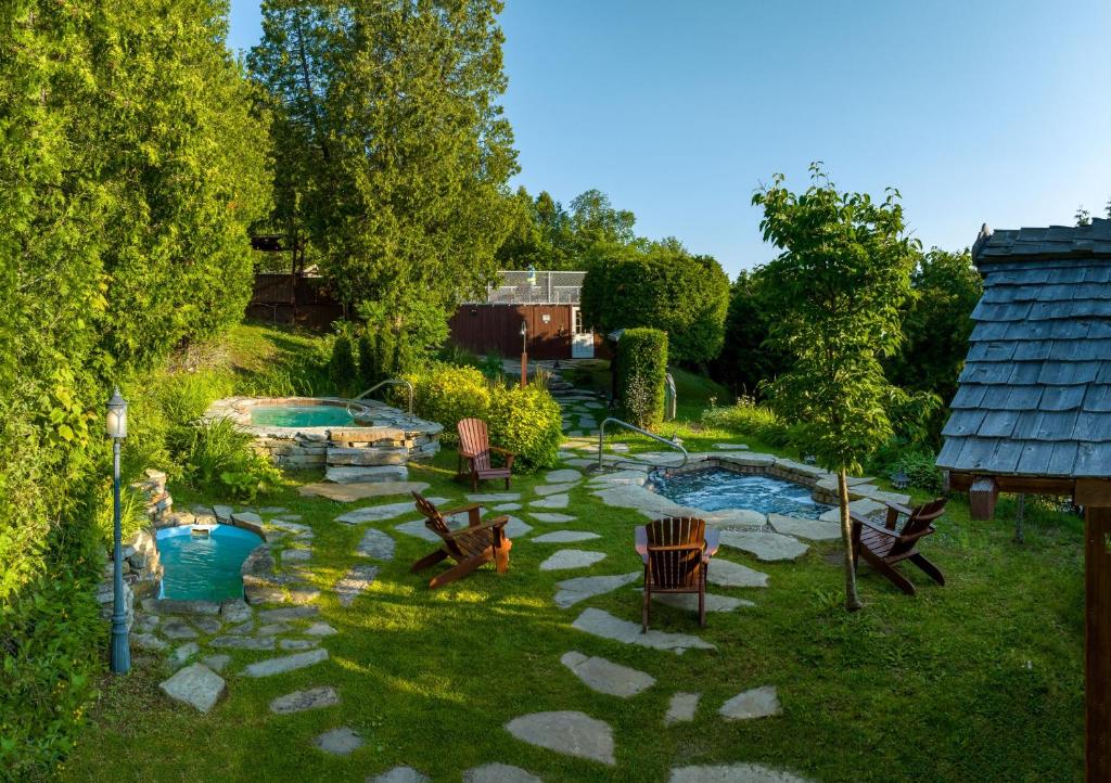 Bazén v ubytování Auberge des Falaises nebo v jeho okolí