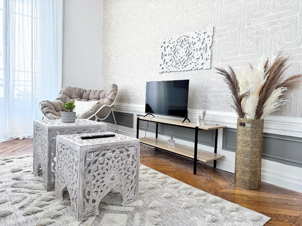 TV a/nebo společenská místnost v ubytování Suite Cinnabar - Check in h24 - Wifi