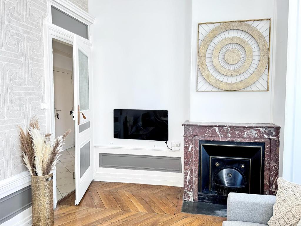 TV a/nebo společenská místnost v ubytování Suite Cinnabar - Check in h24 - Wifi