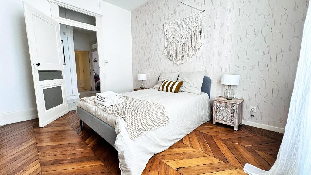 Postel nebo postele na pokoji v ubytování Suite Cinnabar - Check in h24 - Wifi
