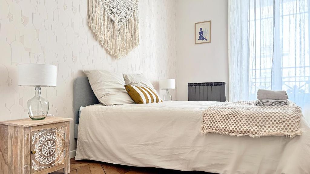 Postel nebo postele na pokoji v ubytování Suite Cinnabar - Check in h24 - Wifi