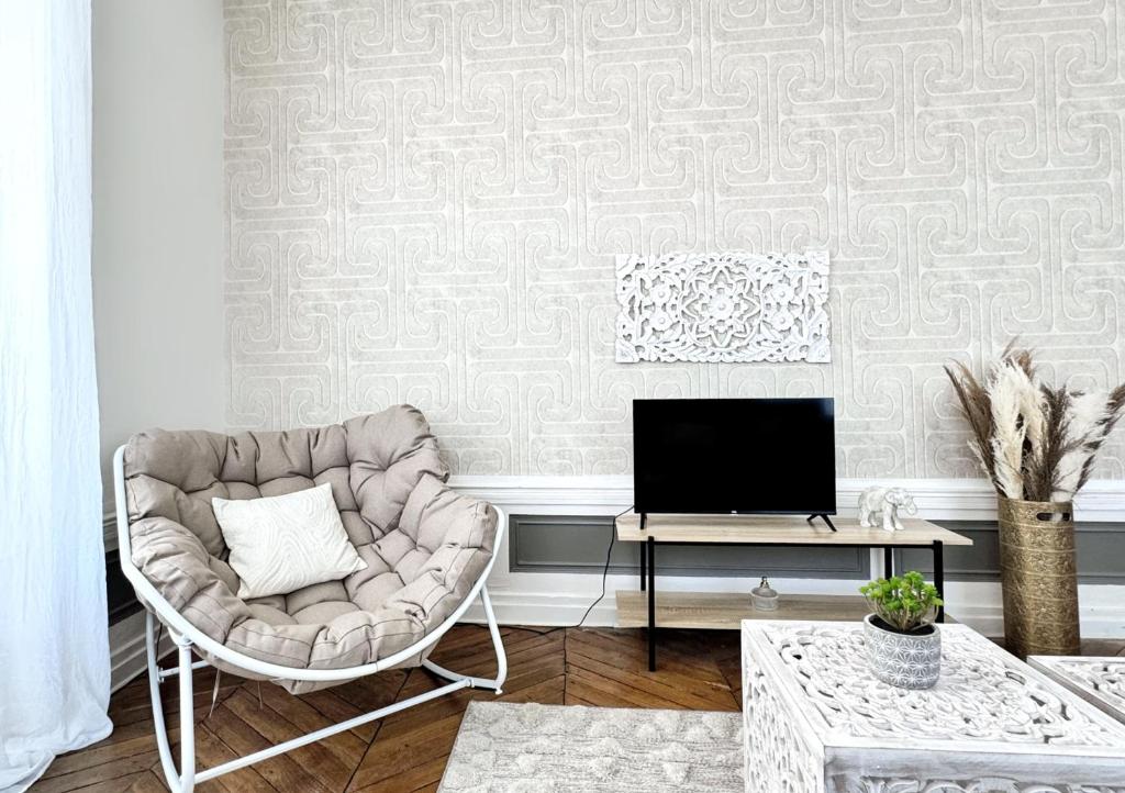 TV a/nebo společenská místnost v ubytování Suite Cinnabar - Check in h24 - Wifi