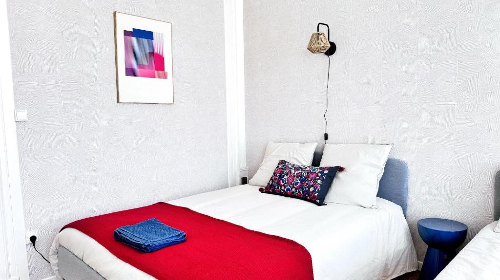 Postel nebo postele na pokoji v ubytování Suite Cinnabar - Check in h24 - Wifi