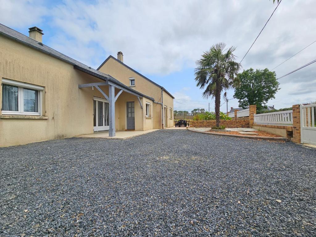 une allée vide devant une maison dans l'établissement La maison de vacances, à Foulognes
