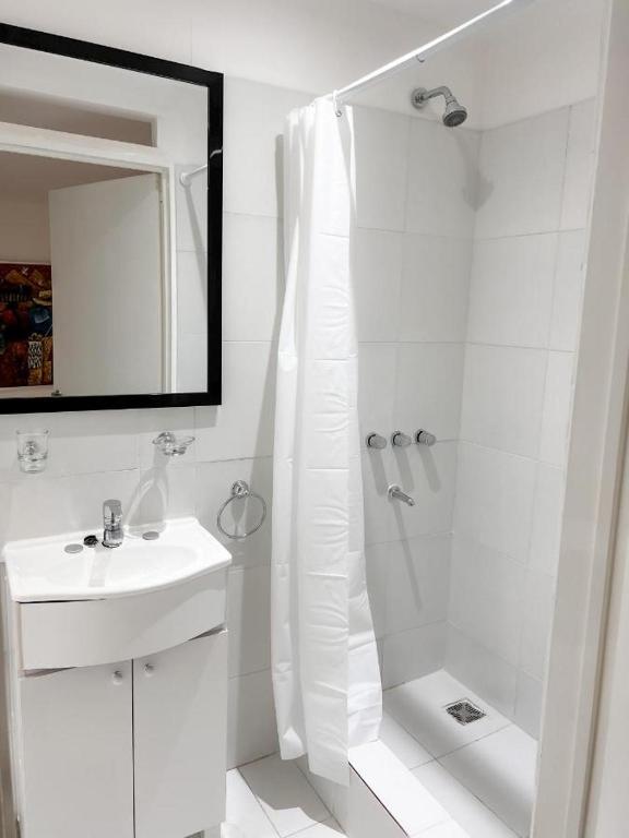 Koupelna v ubytování BORGES HOUSE APARTS Apartamentos con cochera a dos cuadras del Obelisco!