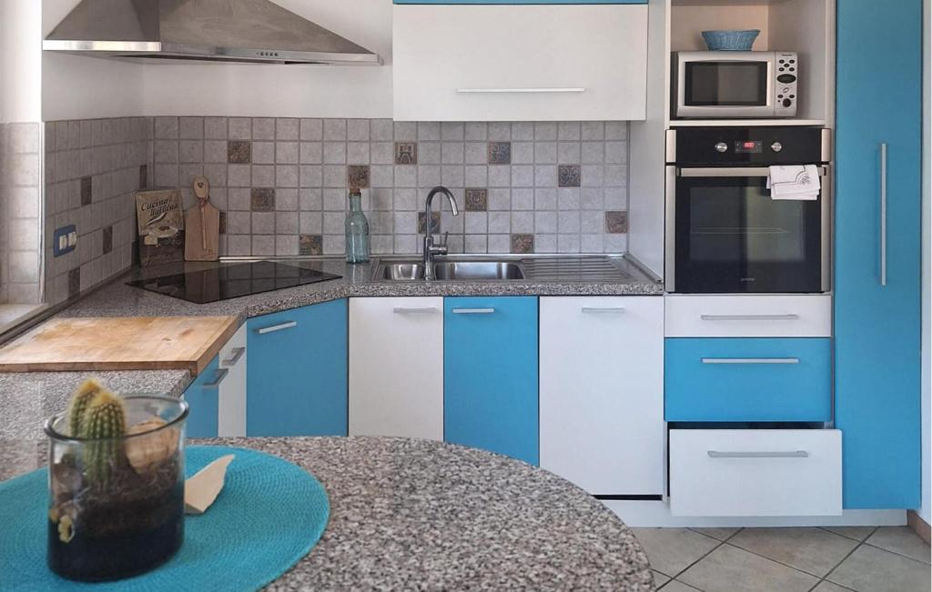 Kuchyňa alebo kuchynka v ubytovaní Three-Bedroom Holiday Home In Novigrad