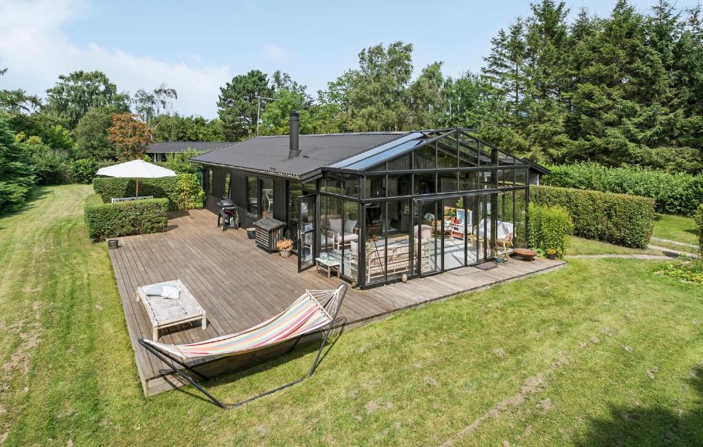 VejbyにあるLovely Home In Vejby With Kitchenの庭にデッキとハンモックがある家