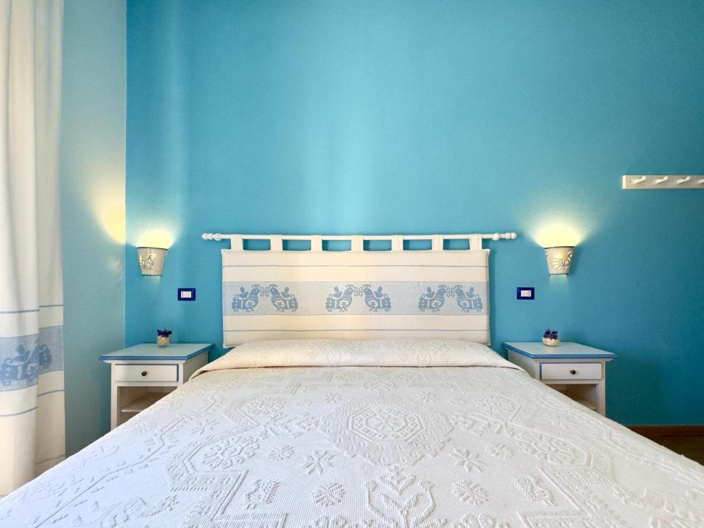 Łóżko lub łóżka w pokoju w obiekcie B&B Selvaggio Blu