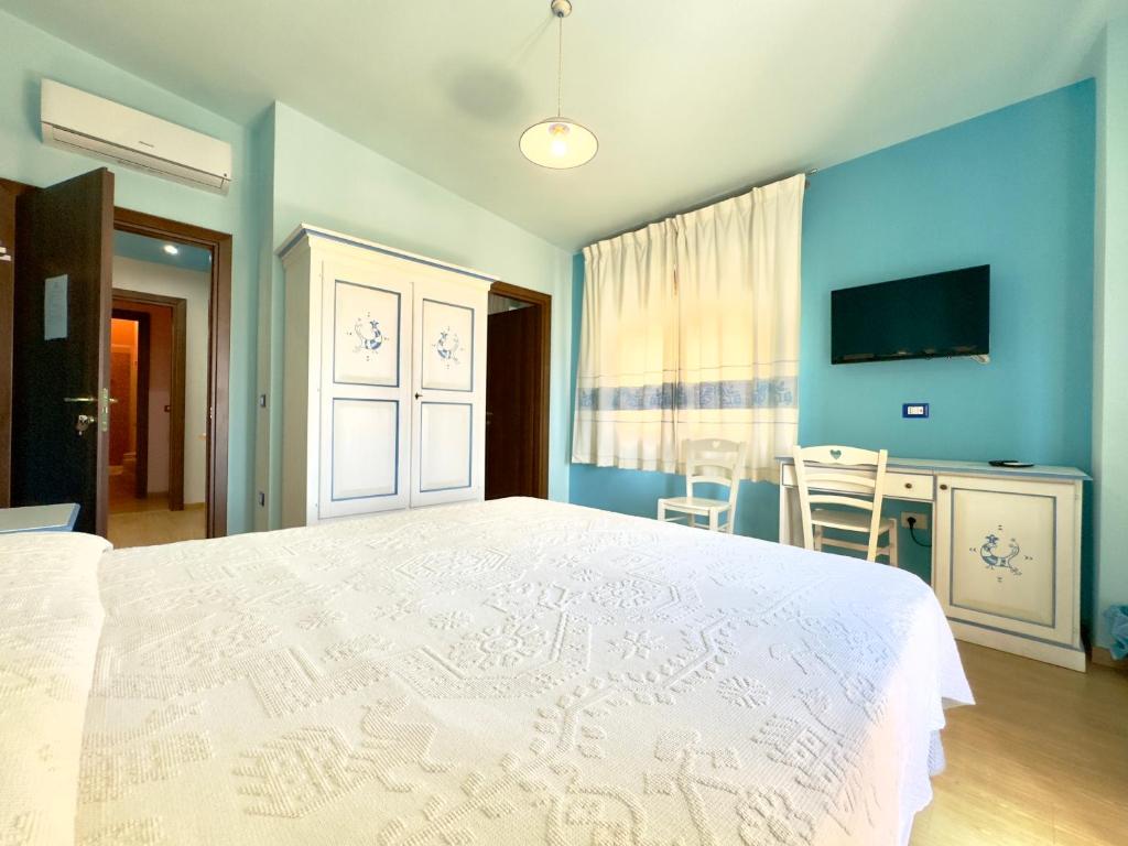 Telewizja i/lub zestaw kina domowego w obiekcie B&B Selvaggio Blu